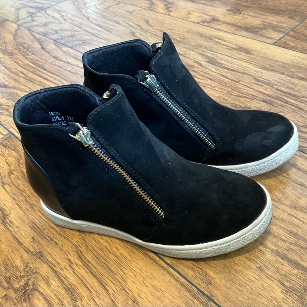 Kids Sz 2 High Top Zip In Sneakers